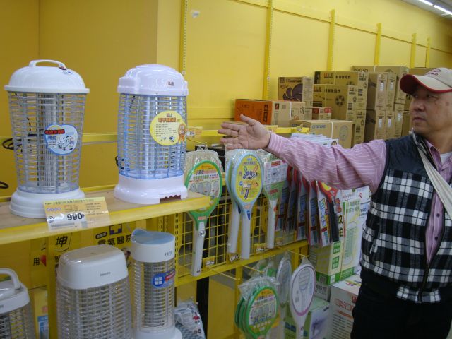 如何選購與使用電捕蚊燈？標準檢驗局臺南分局提供消費者實用小技巧！