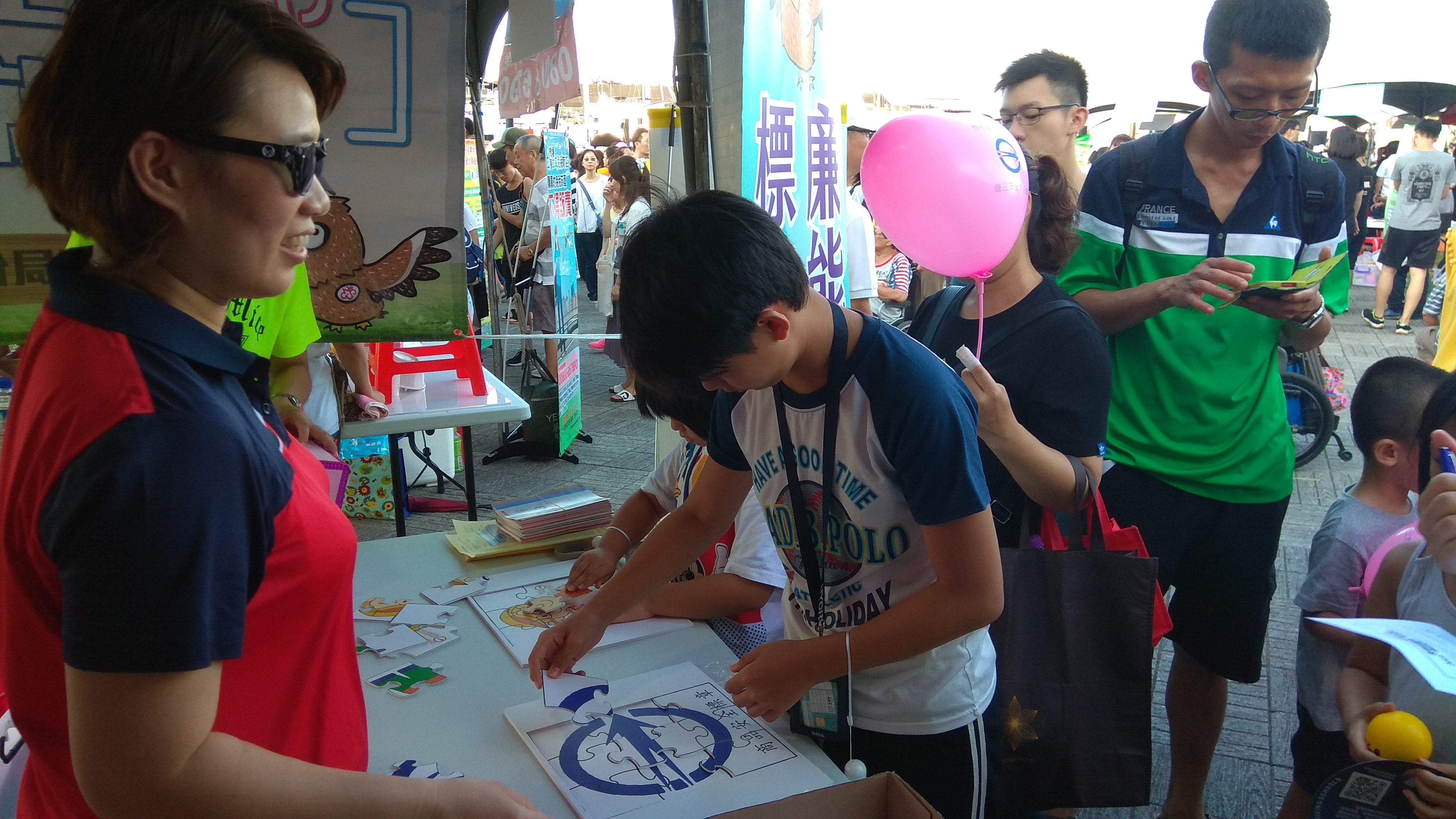 基隆分局配合「2019基隆鎖管季親子嘉年華」活動，於7月27日在碧砂漁港設攤辦理政令宣導