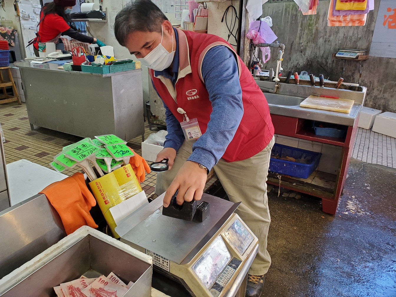 標準檢驗局花蓮分局春節前辦理市場磅秤檢查全數合格,請民眾安心購買年貨過好年