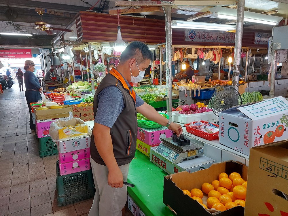 標準檢驗局花蓮分局中秋節前辦理市場磅秤檢查全數合格,請民眾放心選購各類蔬果肉品。