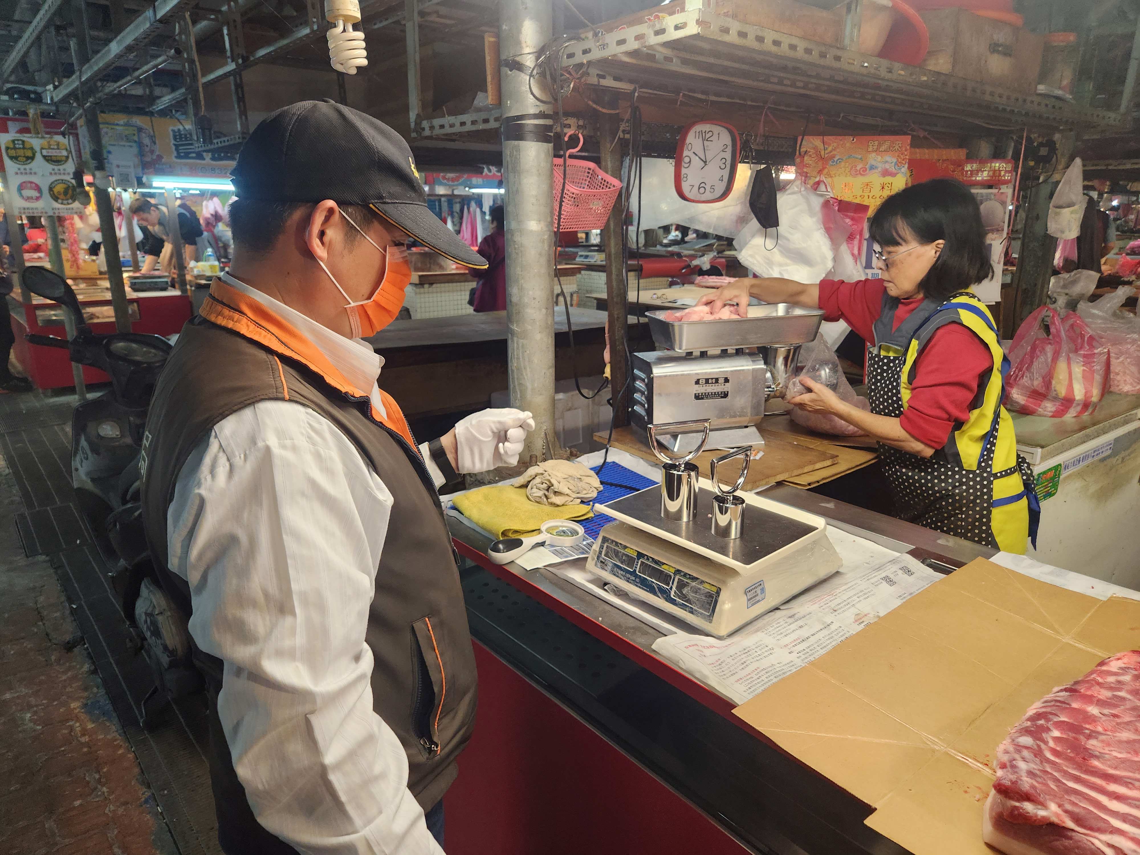 標準檢驗局花蓮分局春節前辦理市場磅秤檢查全數合格,請民眾安心購買年貨過好年